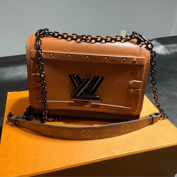 LV Twist MM Chain bag Cowhide Leather - Picture 3 of 8